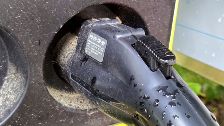 화성시 청목초등학교 전기차 충전시설, 빗물에 노출되어 손잡이가 젖어 있고, 안쪽에는 먼지가 쌓인 상태로 방치돼 있다. 전석훈 의원 제공