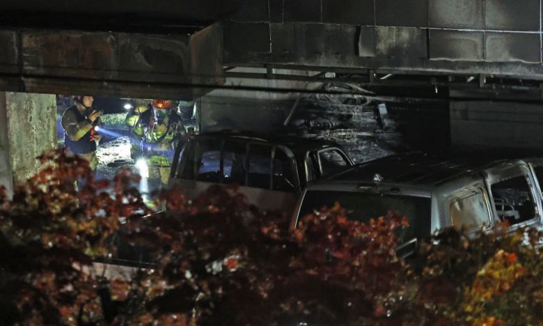 주차장에서 화재 발생한 경기 광명 아파트 (광명=연합뉴스) 홍기원 기자 = 주차장에서 화재가 발생한 경기도 광명시 소하동 한 아파트에서 18일 소방관들이 인명 수색 등을 위해 분주하게 움직이고 있다. 2025.7.18 xanadu@yna.co.kr (끝) /사진=연합 지면화상