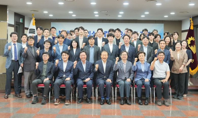 18일 열린 부산상의 창립 136년 기념식에서 양재생 부산상의 회장(앞줄 가운데)과 임직원들이 단체 기념사진을 촬영하고 있다. 부산상의 제공