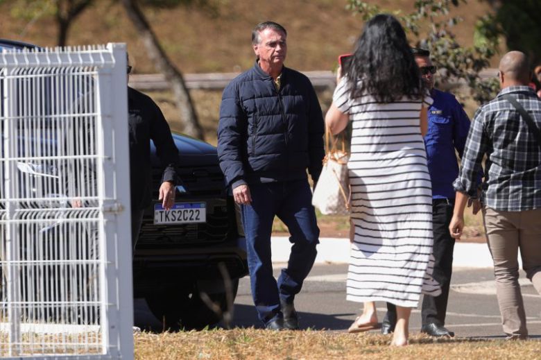 쿠데타 모의 혐의 등으로 재판을 받고 있는 자이르 보우소나루(왼쪽) 브라질 던 대통령이 18일(현지시간) 연방대법원에서 전자발찌 부착을 명령받고 브라질리아 교정국을 찾은 뒤 떠나고 있다. AP 연합