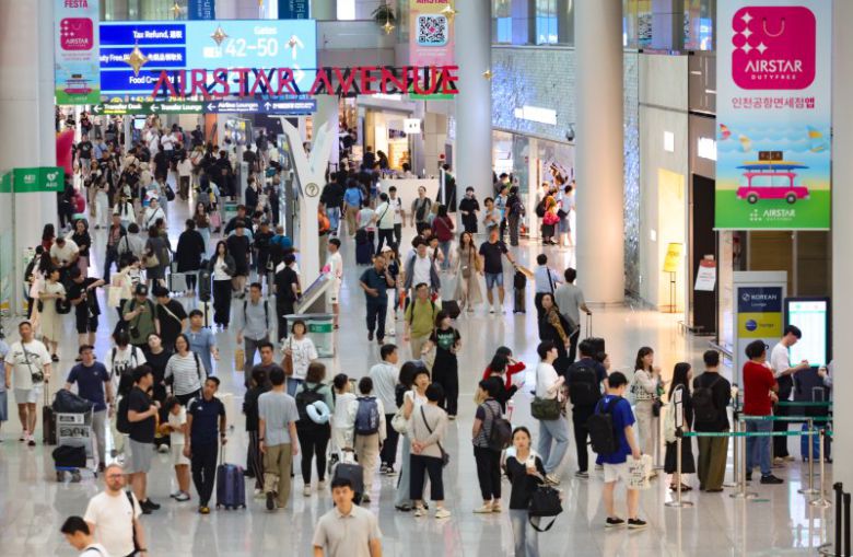 여름 휴가철을 맞은 지난 16일 오전 인천국제공항 1터미널 면세구역이 여행객으로 붐비고 있다. 뉴시스