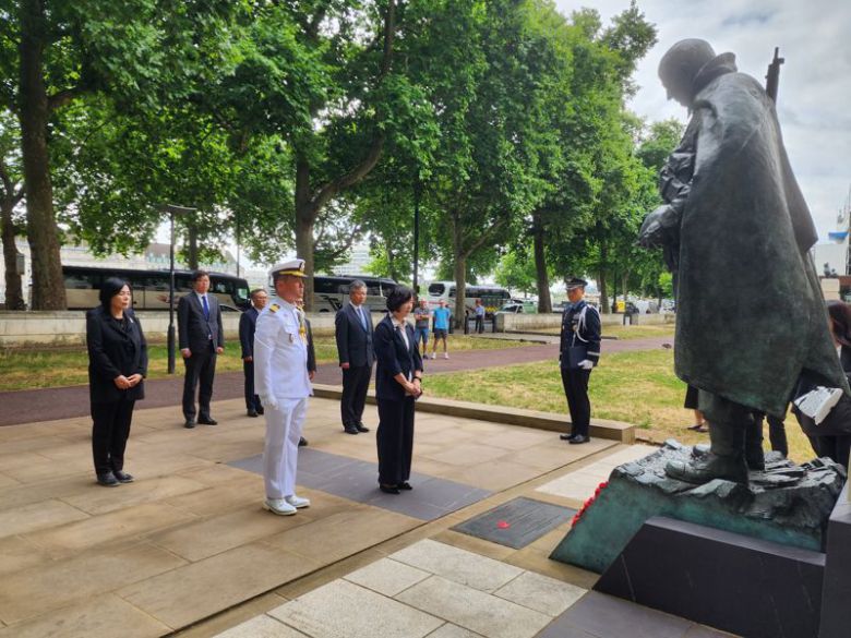 대통령 영국 특사단의 영국군의 한국전 참전 기념비 헌화식 모습. 외교부 제공