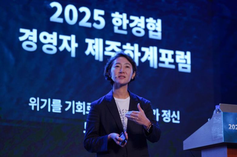 송미선 하나투어 대표가 18일 제주 롯데호텔에서 열린 ‘2025 한경협 CEO 제주하계포럼’에서 '500억 적자, 코로나 위기를 정면 돌파한 리더십'을 주제로 발표하고 있다. 한국경제인협회 제공