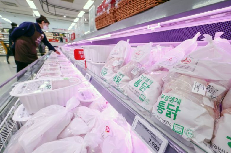 서울의 한 대형마트에서 닭고기가 판매되고 있다. 뉴스1