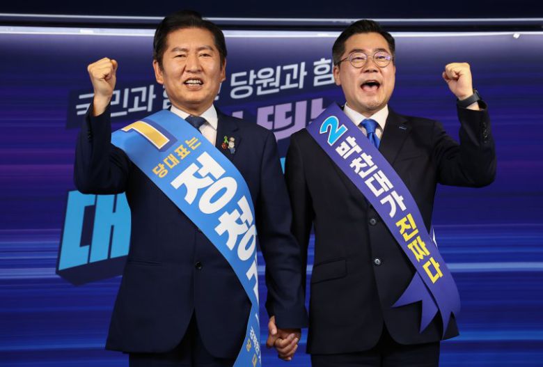 더불어민주당 당 대표 후보 정청래 의원, 박찬대 의원(왼쪽부터)이 19일 서울 여의도 더불어민주당 중앙당사에서 열린 '당대표 및 최고위원 선출을 위한 충청권 합동연설회'에서 기념촬영을 하고 있다. 뉴스1