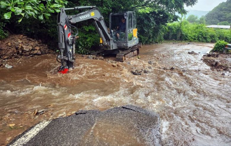 가평군에 이어 포천시에서도 집중 호우로 피해가 속출하고 있다. 사진은 내촌면에서 도로가 유실돼 피해 복구 작업을 하는 모습. 포천시 제공