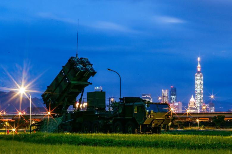 대만 타이베이의 한 공원에 지난 15일 패트리엇 방공 포대가 전개돼 있다. 일본 정부는 대만에 진출한 자국 기업들에 유사시 알아서 대피하라고 말하고 있다고 파이낸셜타임스(FT)가 보도했다. EPA 연합