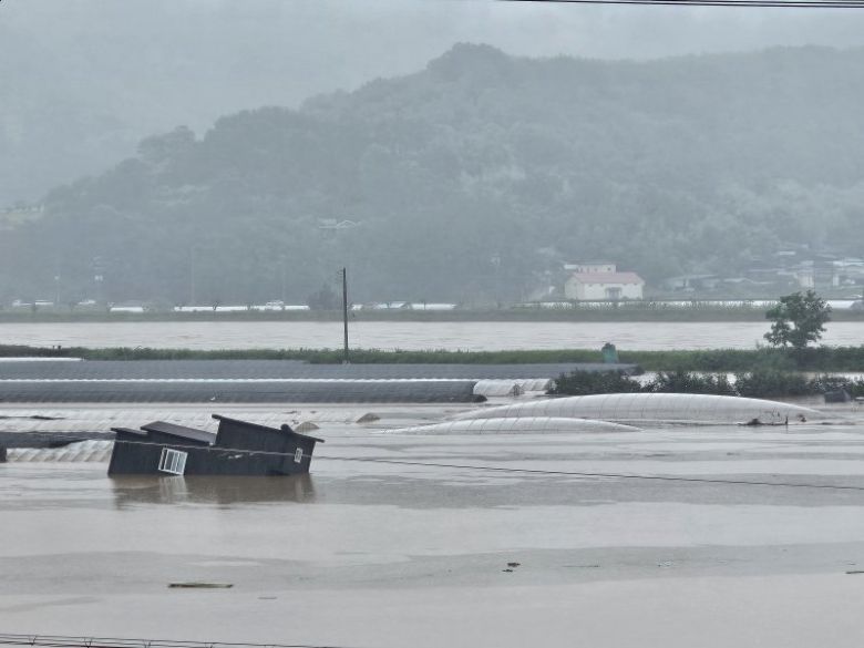 19일 경남 산청 생비량면 마을 일대가 집중호우로 인해 물에 잠겨있다. 뉴스1