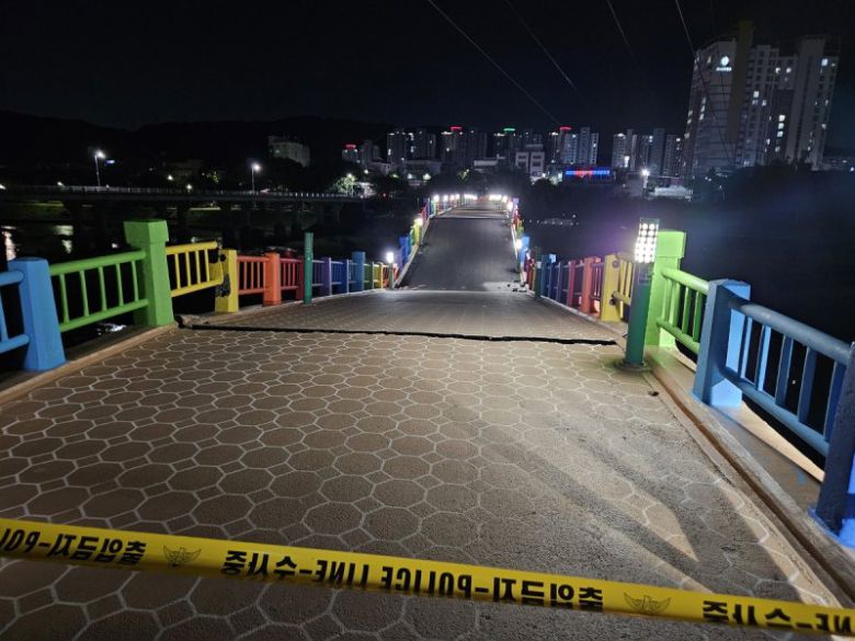 울산 남구 삼호동과 중구 태화동을 잇는 옛 삼호교 교각 일부가 유실되면서 교량 상판이 내려앉아 있다. 연합뉴스