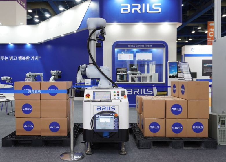 브릴스 '팔레타이징 로봇(물류 로봇, AI 안전관제 솔루션)'. 브릴스 제공                                    반려서비스 로봇 '케미' 로보케어 제공                                    운전자 없이 움직이고 있는 서울로보틱스 자율주행 차량. 사진=연지안 기자