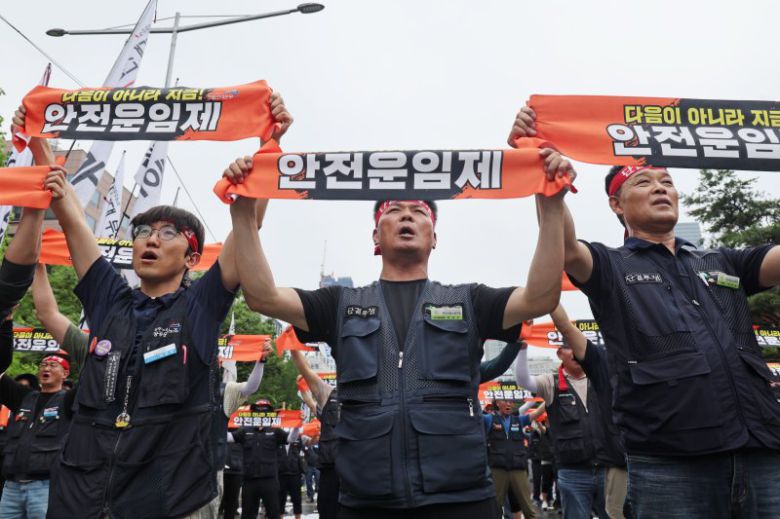 민주노총 공공운수노조 화물연대본부 조합원들이 18일 서울 여의도 국회 앞에서 안전운임제 입법 촉구 결의대회를 하고 있다. 사진=연합뉴스