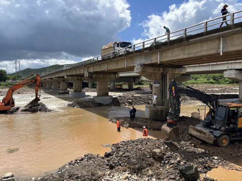 21일 울산 태화강 중류인 울주군 범서읍 사연교 아래에서 송수관 파손 부위를 찾는 누수 탐지 작업이 진행되고 있다. 지난 19일 울산 사연교 아래에 매설된 900mm 대형 송수관에서 누수가 발생해 울주군 언양읍 등 울산 서부권 지역에는 지난 20일부터 이틀째 수돗물 단수가 이어지고 있다. 사진=최수상 기자