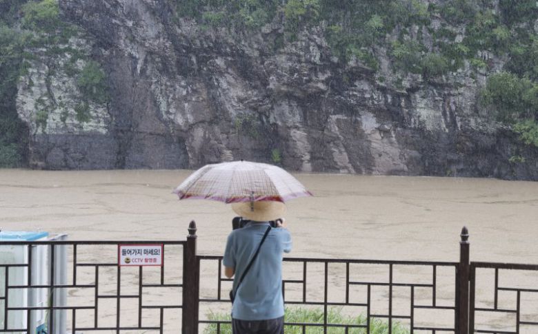 세계유산 등재 1주일만에 침수호우특보가 내려진 지난 19일 울산 울주군 대곡리 반구대 암각화가 물에 잠겨 있다.뉴시스