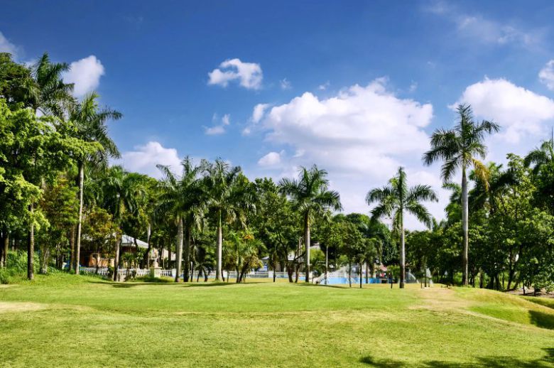 ㈜훼미리가 본격적인 운영에 나서는 클락 엥헬레스 시내에 있는 '로얄가든' 골프장 ㈜훼미리 제공                                      오는 11월 시범 라운드를 준비하기 위해 관계자들과 현장을 둘러보고 있는 정일수 회장(가운데).