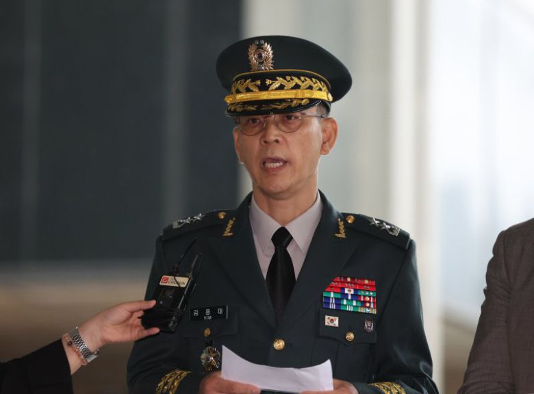 김용대 드론작전사령관이 17일 서울 서초구 서울고등법원에 마련된 조은석 내란 특검 사무실에 피의자 신분으로 출석, 입장을 밝히고 있다. 뉴시스