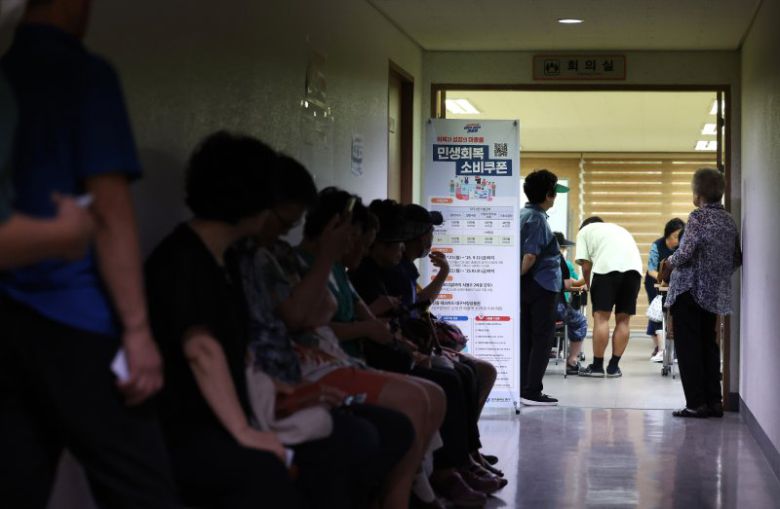 [대구=뉴시스] 이무열 기자 = 민생회복 소비쿠폰 신청 첫 날인 21일 대구 중구 대신동행정복지센터에서 시민들이 신청 순서를 기다리고 있다. 2025.07.21. lmy@newsis.com <저작권자ⓒ 공감언론 뉴시스통신사. 무단전재-재배포 금지.> /사진=뉴시스화상