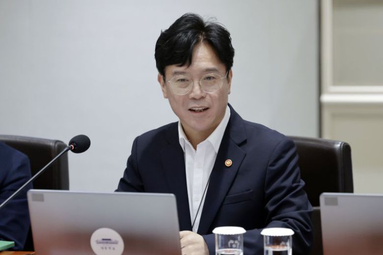 김영훈 고용노동부 장관이 22일 서울 용산 대통령실 청사에서 이재명 대통령 주재로 열린 국무회의에 참석해 인사말을 하고 있다. 대통령실통신사진기자단