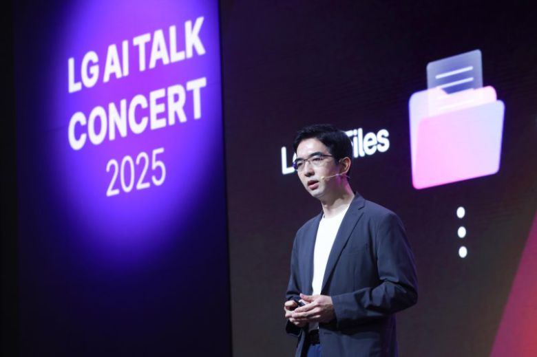 22일 서울 강서구 마곡 LG사이언스파크에서 열린 'LG AI 토크 콘서트 2025'에서 이홍락 LG AI연구원 공동연구원장이 발표하고 있다. LG 제공