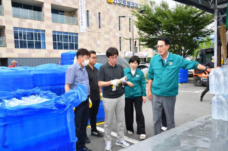 이순걸 울주군수가 지난 21일 언양읍 행정복지센터를 직접 찾아 주민 불편이 가중되지 않도록 생수 배부 현황을 점검하고 있다. 울주군 제공
