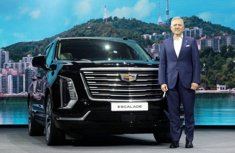 헥터 비자레알 한국GM 사장이 지난 4월 16일 경기 광명 아이벡스 스튜디오에 열린 캐딜락 대형 SUV '더 뉴 에스컬레이드' 미디어 출시 행사에서 포즈를 취하고 있다. 뉴스1                                    도널드 트럼프 대통령. AP뉴시스