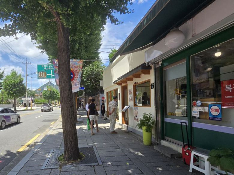 지난 22일 오후 서울 종로구 북촌 한옥마을 일대를 시민들이 걸어가고 있다. 사진=서지윤 기자