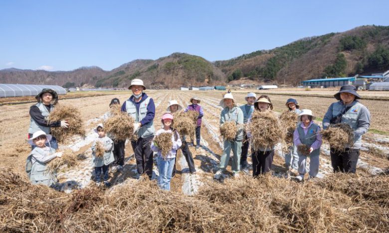 대한항공·아시아나항공 양사 임직원과 가족들이 지난 4월 강원도 홍천군 명동리 1사1촌 자매결연 마을에서 농가 일손을 돕고 있다. 대한항공 제공