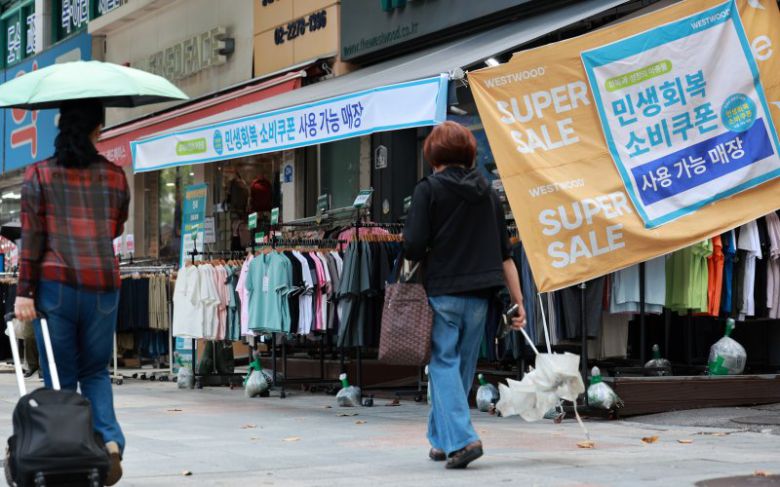 민생회복 소비쿠폰 신청 이틀째인 22일 서울 시내의 한 의류판매점에 민생회복 소비쿠폰 사용가능 안내문이 게시돼 있다./사진=뉴시스