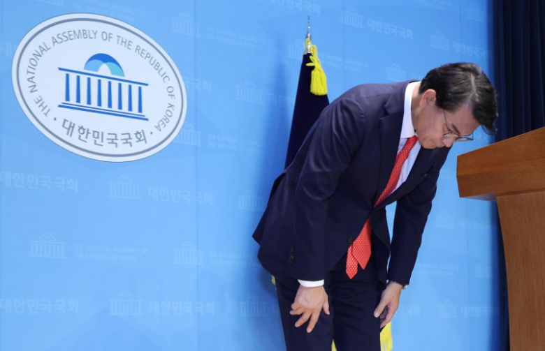 윤상현 국민의힘 의원이 24일 오전 서울 여의도 국회 소통관에서 최근 자신이 주최한 토론회 '자유공화 리셋코리아를 위하여'가 윤어게인 행사로 오해받게 된 점에 대해 고개 숙여 사과하고 있다. 2025.07.24. /사진=뉴시스