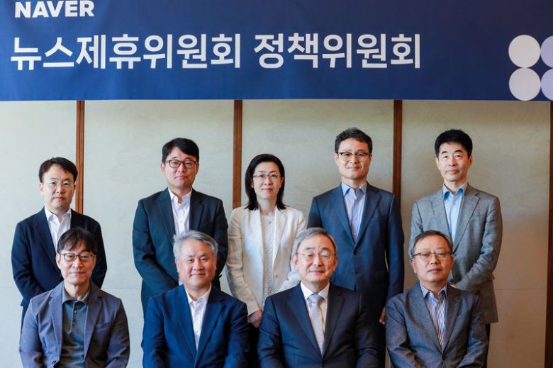 김진형 법무법인 율립 변호사, 홍성철 경기대 미디어영상학과 교수, 박아란 고려대 미디어대학 교수, 윤태호 법무법인 태평양 변호사, 김현준 前 연합뉴스 비즈·글로벌 상무(윗줄 왼쪽부터)와 황용석 건국대 미디어커뮤니케이션학과 교수, 정경오 법무법인 린 변호사, 최성준 법무법인 김장리 대표변호사(정책위원장), 양승욱 前 전자신문 대표(아래줄 왼쪽부터)가 발족식 후 기념촬영을 하고 있다. 네이버 제공