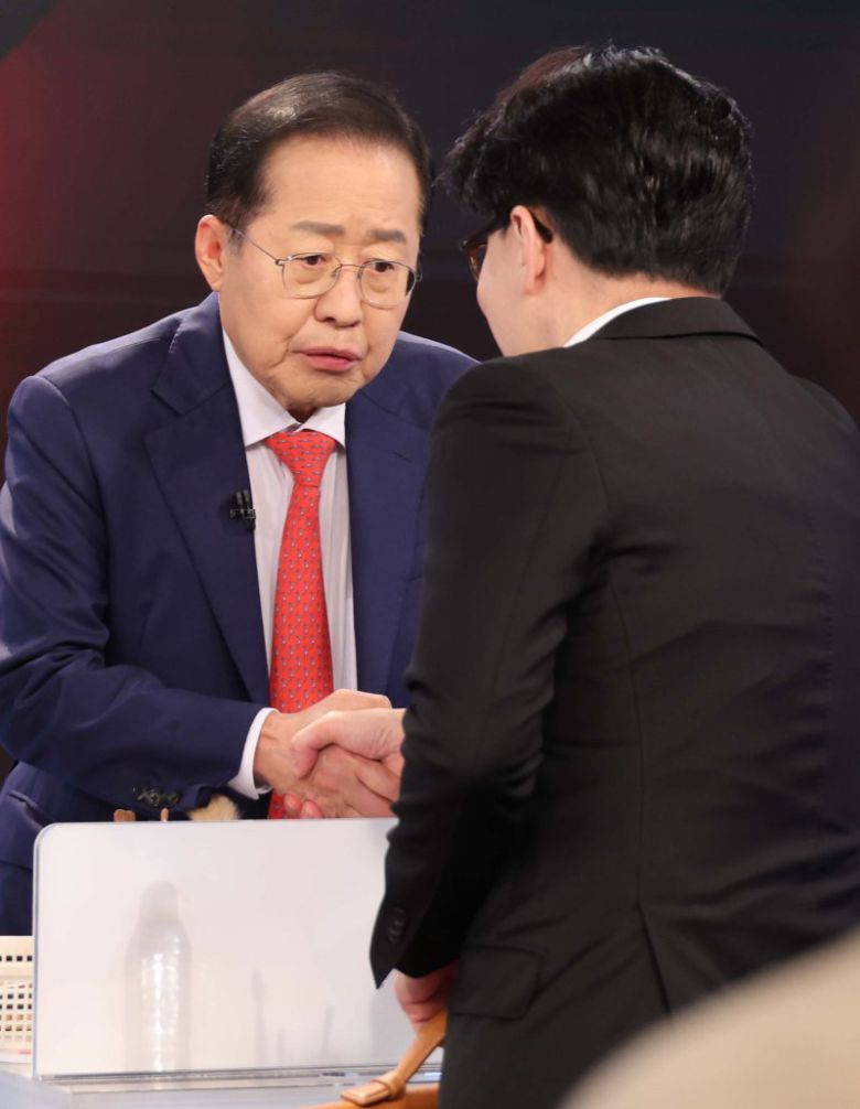 26일 서울 중구 매경미디어센터에서 열린 국민의힘 대통령 선거 제2차 경선 후보자 토론회에서 홍준표, 한동훈 후보가 인사를 나누고 있다. 2025.4.26/뉴스1
