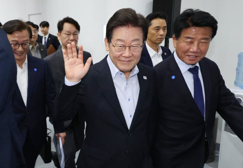 부산 타운홀 미팅 마친 이재명 대통령 (부산=연합뉴스) 한상균 기자 = 이재명 대통령이 25일 부산 부경대에서 열린 타운홀미팅 '부산의 마음을 듣다' 간담회를 마친 뒤 행사장을 떠나며 시민들을 향해 인사하고 있다. 2025.7.25 xyz@yna.co.kr (끝)