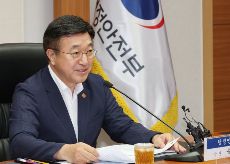 윤호중 행정안전부 장관이 지난 24일 오전 서울 종로구 정부서울청사에서 열린 중앙지방정책협의회에 참석해 발언하고 있다. 뉴시스