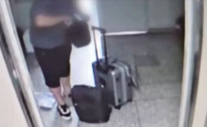 지난 20일 인천 연수구 송도동에서 사제 총기로 아들을 쏴 살해한 A씨가 범행 직전인 이날 오후 4시쯤 여행용 캐리어와 짐가방을 갖고 서울 도봉구 쌍문동 자택을 나서는 모습이 아파트 폐쇄회로(CC)TV에 포착됐다. 이후 A씨가 가방에서 금속류로 보이는 물체를 꺼내는 모습이 찍히기도 했다. 사진=YTN 캡처