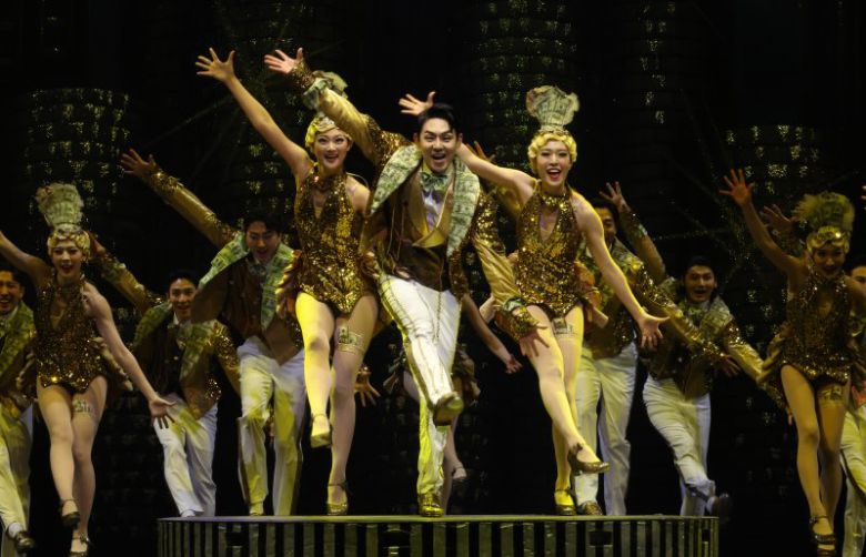 뮤지컬 '브로드웨이 42번가' 프레스콜이 열린 24일 오후 서울 송파구 샤롯데씨어터에서 출연 배우들이 하이라이트 시연을 하고 있다. 뉴시스