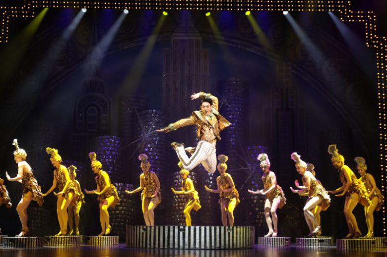 뮤지컬 '브로드웨이 42번가' 프레스콜이 열린 24일 오후 서울 송파구 샤롯데씨어터에서 출연 배우들이 하이라이트 시연을 하고 있다. 뉴시스