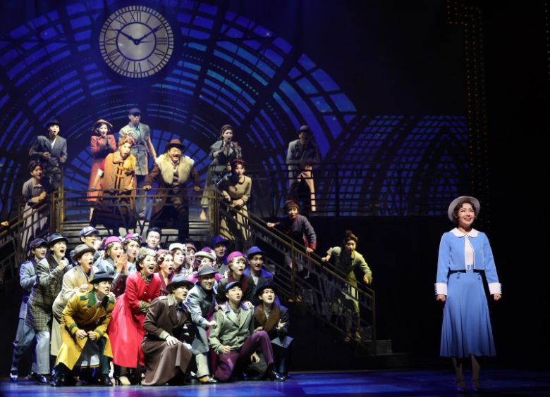 뮤지컬 '브로드웨이 42번가' 프레스콜이 열린 24일 오후 서울 송파구 샤롯데씨어터에서 출연 배우들이 하이라이트 시연을 하고 있다. 뉴시스