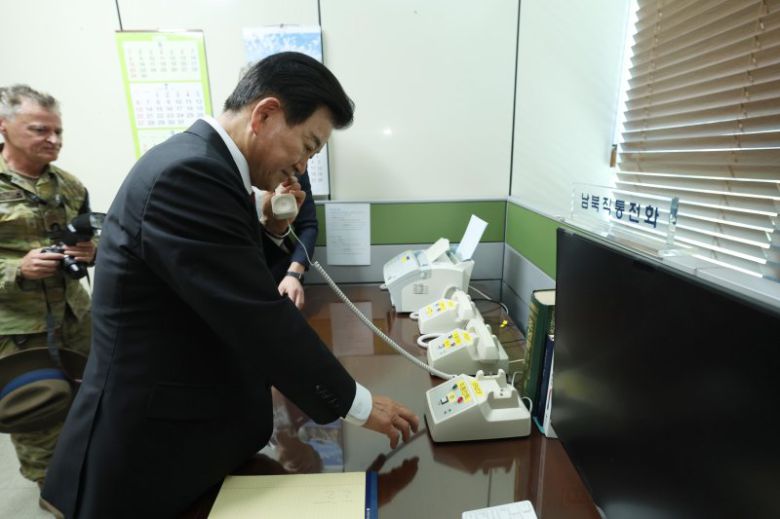 정동영 통일부 장관이 취임 첫날인 25일 경기 파주시 판문점을 찾아 남북직통전화를 점검하고 있다. 통일부 제공