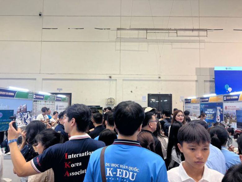 26일 베트남 하노이시 꺼우저이 체육관에서 개최된 '2025 베트남 하노이 한국유학박람회'의 전경. 이날 1만명 이상의 방문객이 찾아 북새통을 이뤘다. 사진=김준석 특파원