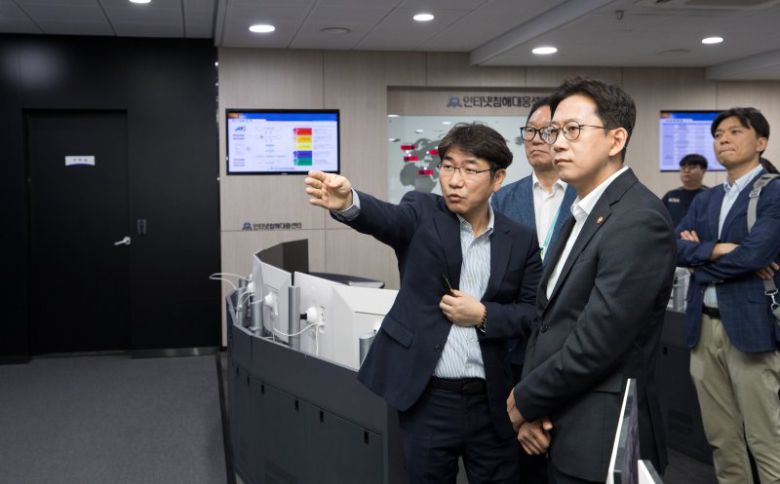 배경훈 과학기술정보통신부 장관(앞줄 오른쪽)이 27일 오후 서울 송파구 한국인터넷진흥원 인터넷침해대응센터를 방문해 사이버 위협에 대한 대응체계를 점검하고 있다. 과기정통부 제공