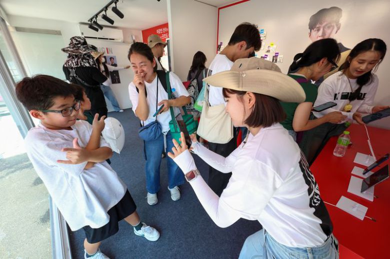 관람객이 ‘K LUCKY DROP’ 이벤트에 AI와 증강현실 기술이 적용된 콘텐츠를 체험하고 있다. KT 제공