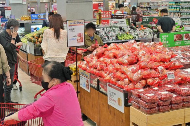 27일 롯데마트 제타플렉스 서울역점에서 소비자들이 과일 및 야채 코너에서 상품을 살펴보고 있다. 롯데마트 제공