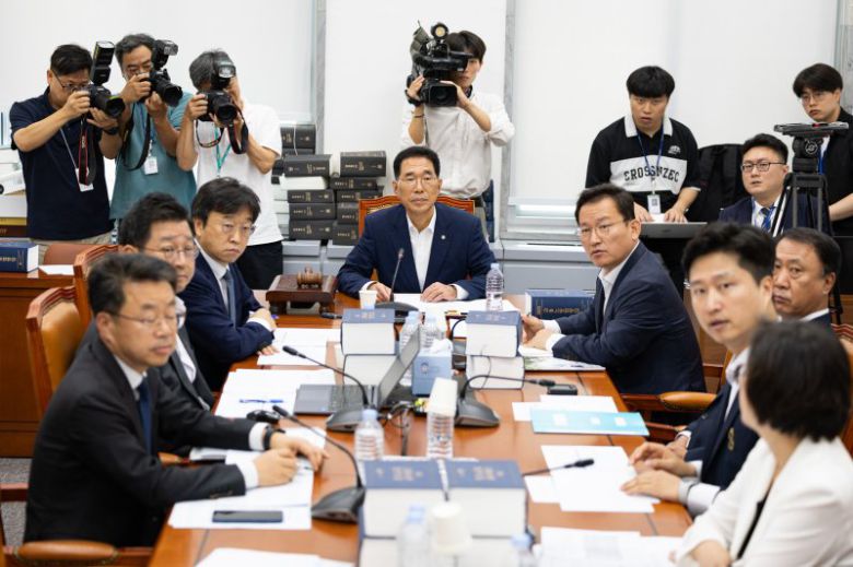 김주영 국회 환경노동위원회 고용노동법안심사소위원장(정면)이 28일 서울 여의도 국회에서 열린 제427회 국회(임시회) 제1차 고용노동법안심사소위원회를 주재하고 있다. 사진=뉴스1화상