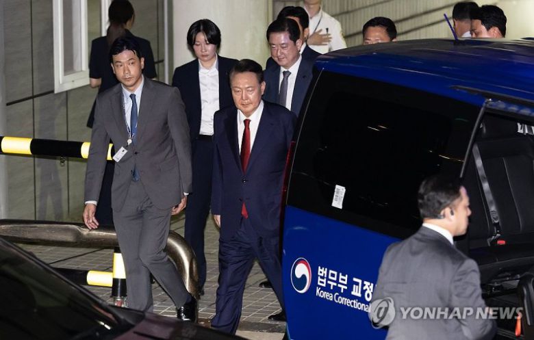 윤석열 전 대통령이 지난 9일 서울 서초구 서울중앙지법에서 열린 직권남용 등 혐의 영장실질심사를 마친 뒤 대기 장소인 서울구치소로 이동하기 위해 법원을 나서고 있다./사진=연합뉴스
