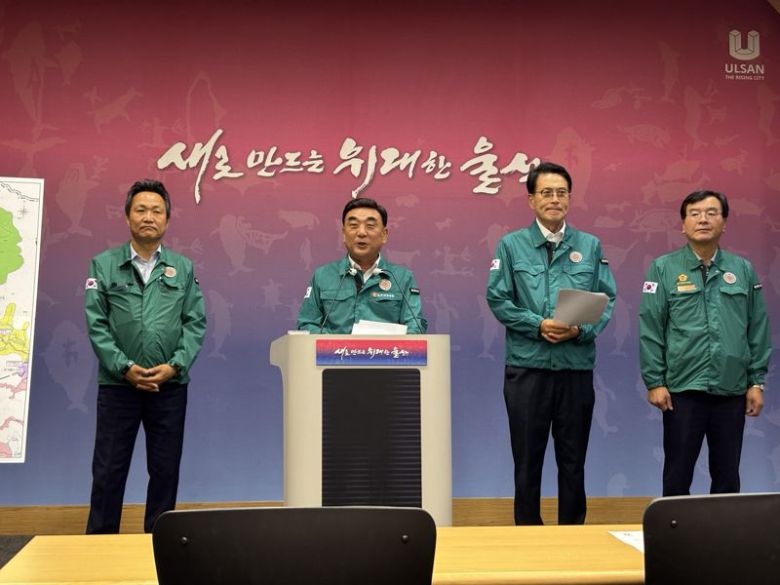 김두겸 울산시장이 최근 발생한 울산 서부권 단수 사태와 관련 28일 울산시청 프레스센터에서 기자회견을 열고 송수관로 복선화를 설명하고 있다. 이 자리에는 이순걸 울주군수(오른쪽에서 두 번째)가 동석했다. 사진=최수상 기자