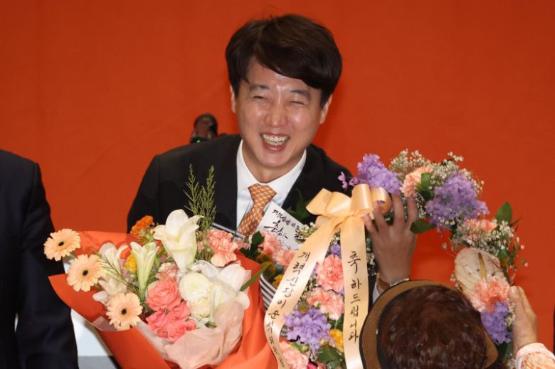 개혁신당 당대표로 선출된 이준석 의원이 27일 오후 서울 여의도 국회에서 열린 당대표 및 최고위원 선출 위한 제2차 전당대회에서 꽃다발을 전달받고 있다. /사진=뉴스1