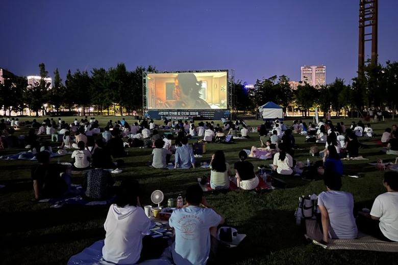 지난해 8월 부산시민공원 잔디광장에서 열린 '2024 부산시민공원 잔디밭영화제' 현장. 부산시설공단 제공