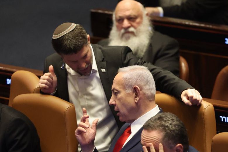 지난 23일(현지시간) 예루살렘의 이스라엘 국회에서 ‘독실한 시오니즘당(RZP)’의 베잘렐 스모트리히 대표(왼쪽)가 붉은 넥타이를 맨 베냐민 네타냐후 이스라엘 총리와 대화하고 있다.EPA연합뉴스