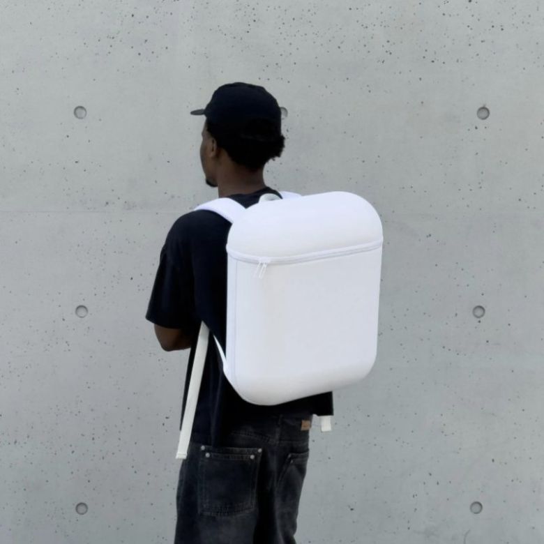 애플의 무선 이어폰 '에어팟'을 닮은 가방이 출시되자마자 완판되는 등 온라인에서 화제를 모았다. /사진=브레이브스트 스튜디오 홈페이지, 뉴시스