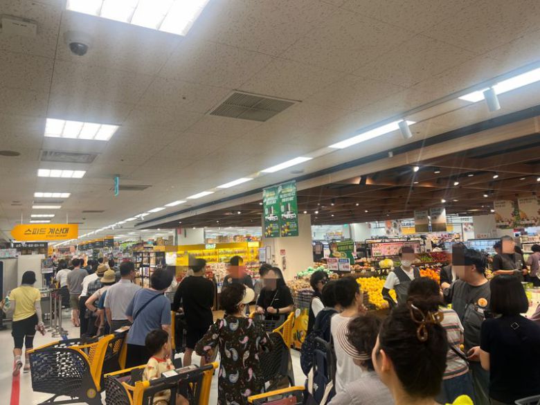 29일 오전 서울 이마트 용산점에서 고객들이 할인 수입 삼겹살을 사기 위해 줄을 서고 있다. 사진=김현지 기자