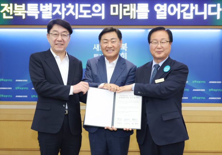 김관영 전북특별자치도지사(중앙)-우범기 전주시장(좌)-유희태 완주군수(우)가 '완주-전주 상생협력사업 협약'을 맺은 모습. 전북도 제공